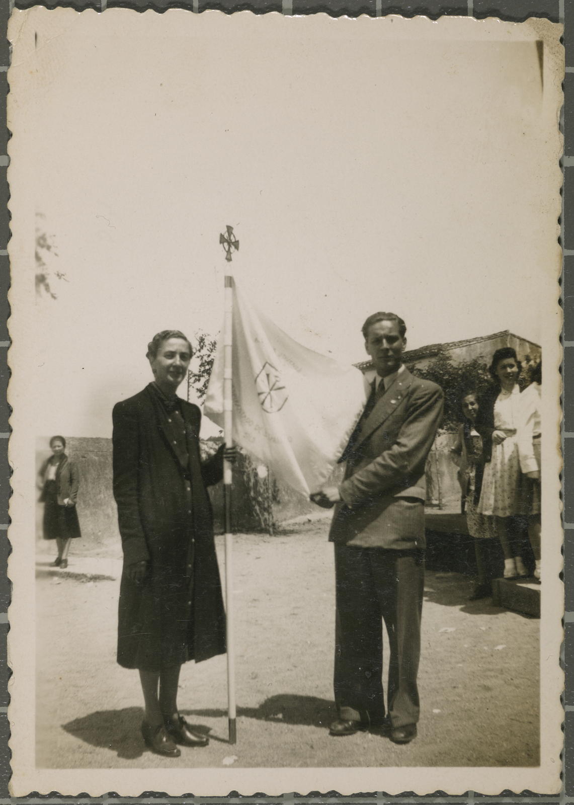 Desconegut, [Retrat de dues persones amb un banderí]