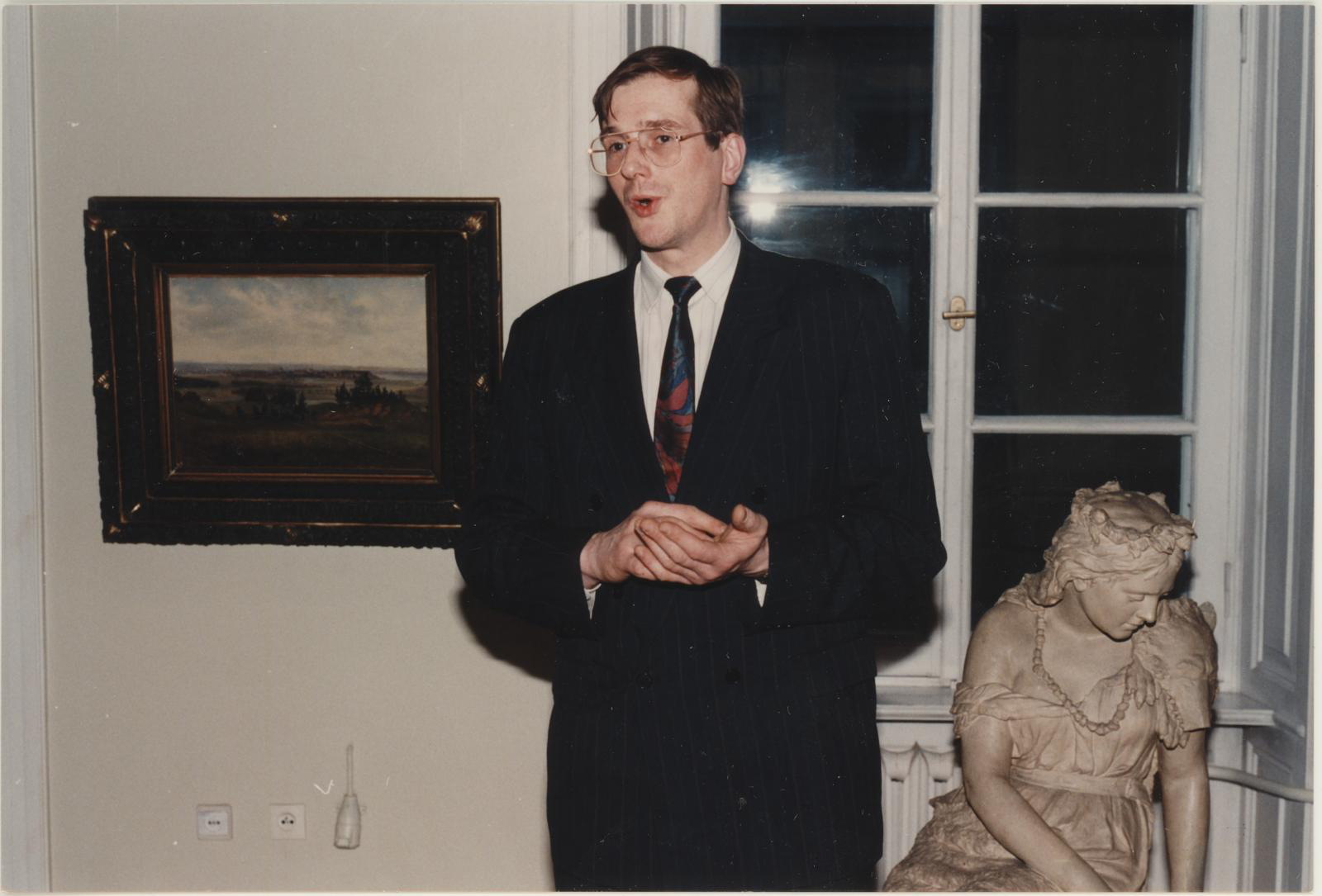 Enriko (kujutatu) Talvistu, Näituse "Eesti kunsti ülevaatenäitus 79.a. hiljem" avab TKM-i direktor Enriko Talvistu. Näitus avati 20.02.1998.a