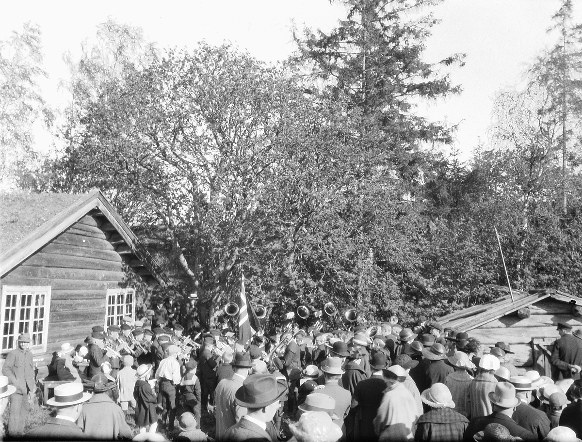 Ragnvald Andersen, Stor gruppe mennesker samlet på Domkirkeodden i Hamar. Musikkorps spiller.