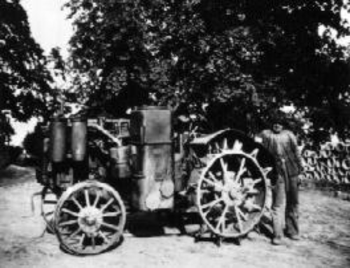 Anno Domkirkeodden, Traktor med generator, knottgenerator under 2. verdenskrig: Deering, ca. 1936 modell på Grefsheim, Nes, Ringsaker. Einar Søberg f.1888 er traktorfører, motormann. Einar Søberg var motormann på garden i mange år.