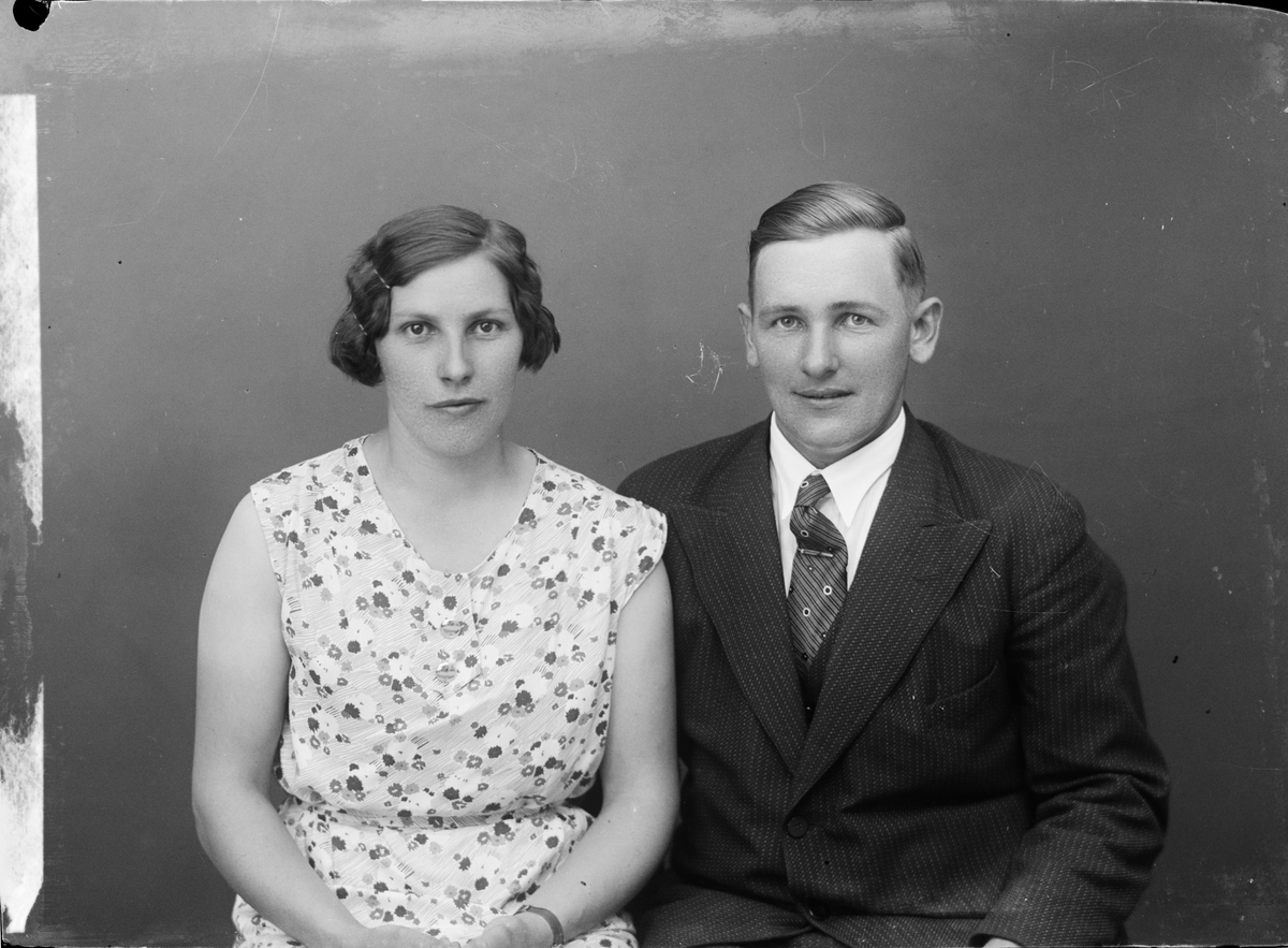 Skötsner-Edhlund, Ateljéporträtt - kvinna och man från Bläckdal, Uppland