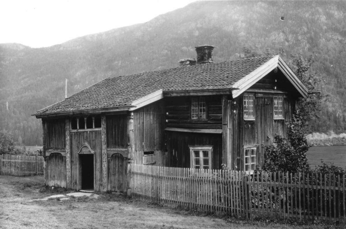 Hermann Christian Neupert, Kittelsland, Nore og Uvdal. 1930. Hovedbygning. Hage med stakittgjerde rundt. Fjell i bakgrunnen.