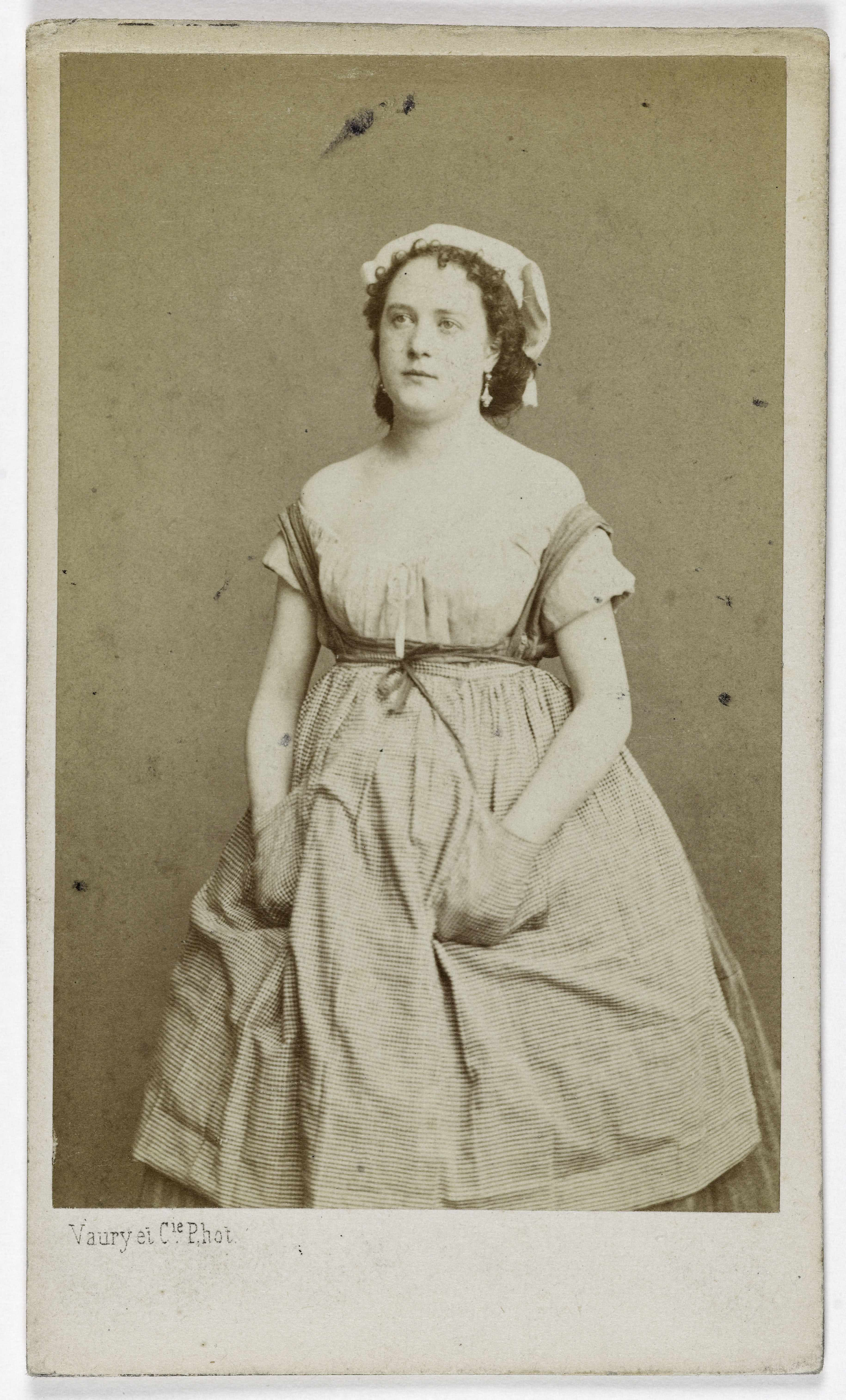 Vaury et Cie, Portrait de Zélia Ducellier (actrice, chanteuse lyrique ?)