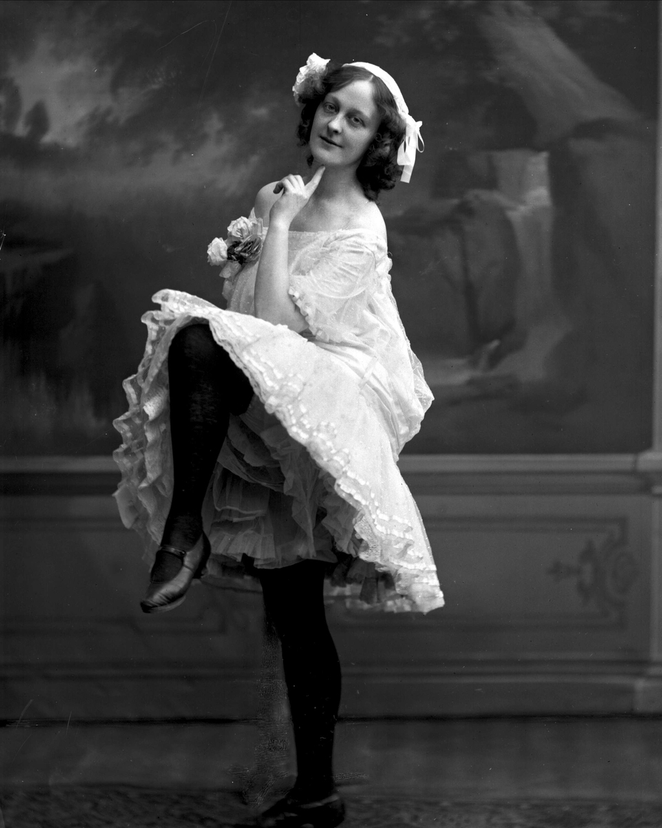 Gustav Borgen, Portrett, ung pike i kostyme, Miss Mona.