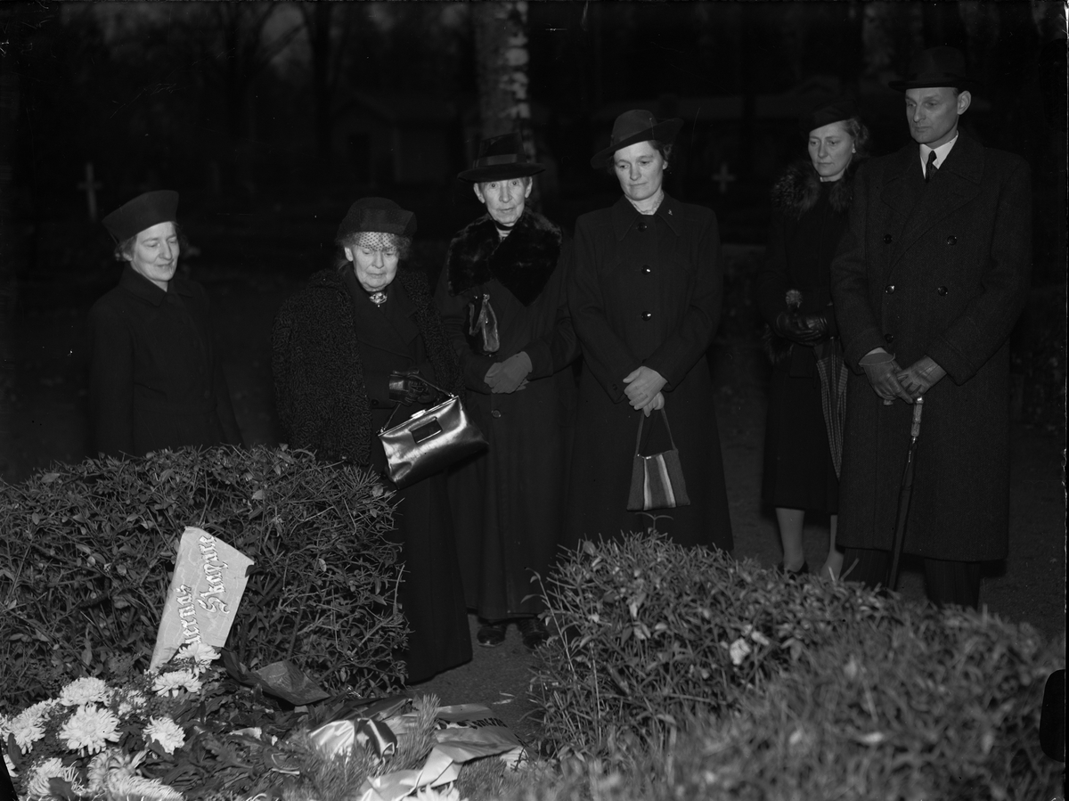 Paul Sandberg, "Sjöbergs minne firat på 'Tonernas' födelsedag. Hyllning från Hedemora vid graven på Upsala kyrkogård", Uppsala gamla kyrkogård, 1942
