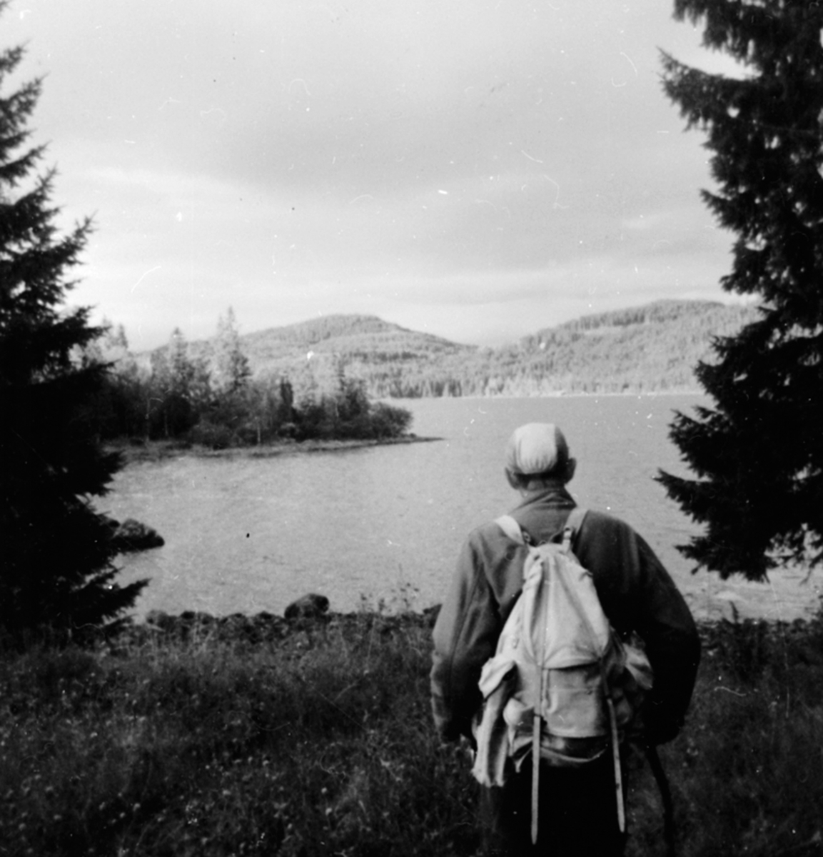 Anno Domkirkeodden, Trygve Solbakken med ryggsekk ved Nordmesnavannet, Ringsaker. Øverlihaugen, Bådshaugkampen, Mesnalia.