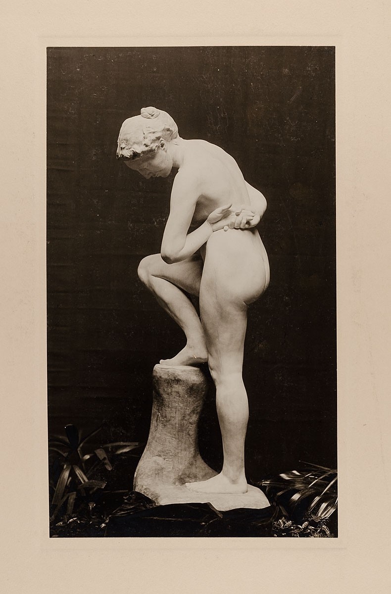 Nicola Perscheid, Max Klinger: Badendes Mädchen, sich im Wasser spiegelnd, ca. 1897, Marmor, heute Leipzig, Museum der bildenden Künste