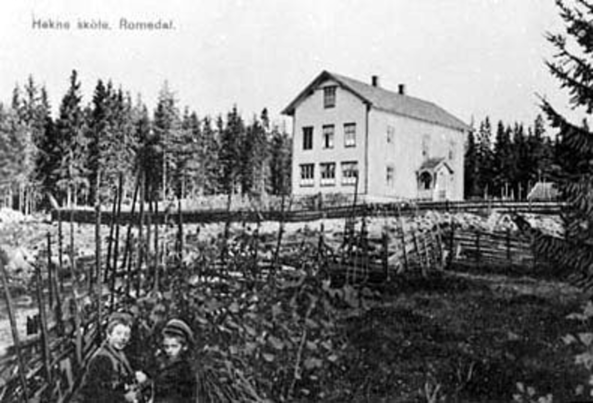 Normann Helger, EKSTERIØR: HEKNE SKOLE, 2 BARN I FORGRUNNEN. , SKIGARD, ÅSVANG, POSTKORT.
