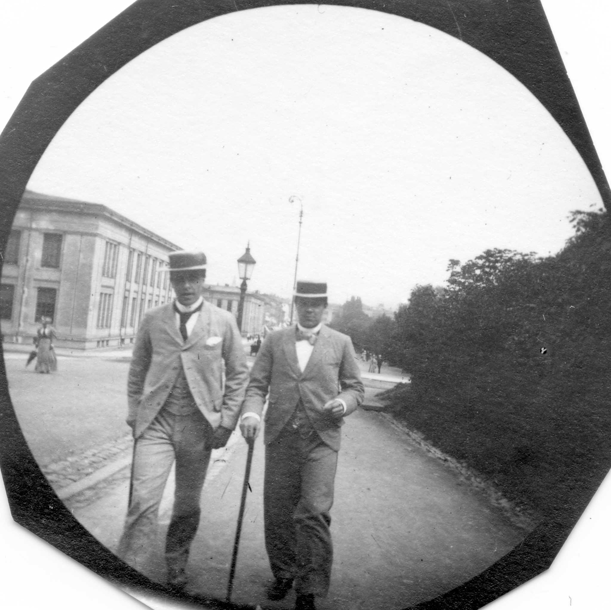 Fredrik Carl Mülertz Størmer, Calle Gjerdrum og Iver Dahl spaserer mot Slottet, Oslo. Universitet i bakgrunnen.