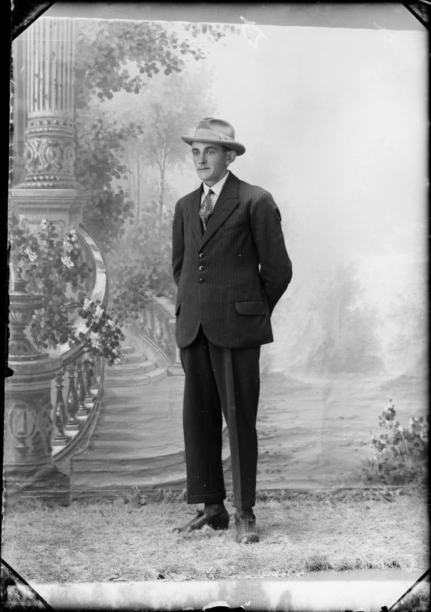 Skötsner-Edhlund, Ateljéporträtt - Walfrid Johansson från Hanunda, Hökhuvud socken, Uppland 1926