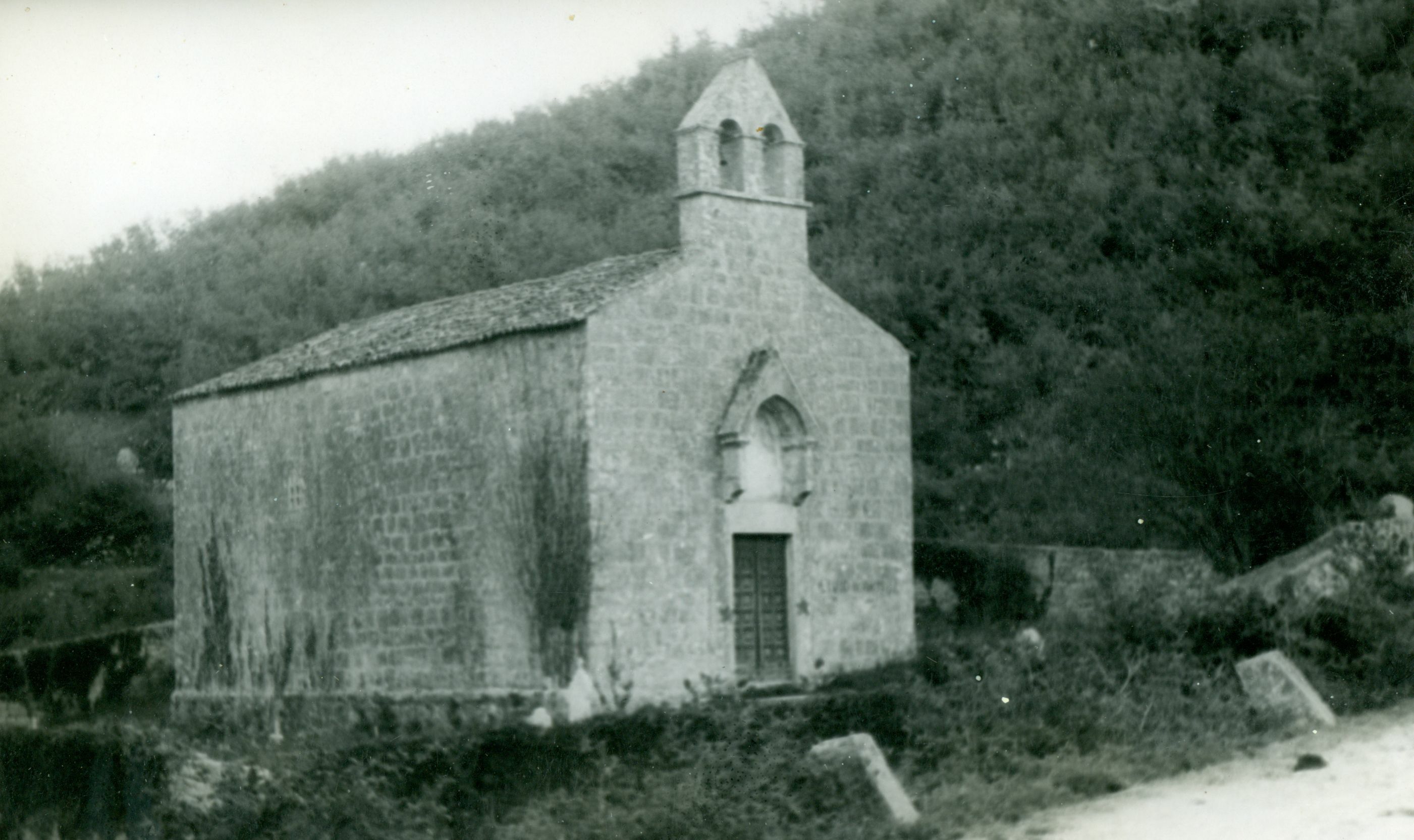 Branko Fučić, Dvigrad (Kanfanar), Kapelica Piccola Madonna ili Madonna del Lacuzzo, sjeverno od Dvigrada, današnja grobna kapelica Kanfanara, pogled na pročelje i sjeverni zid duž lađe