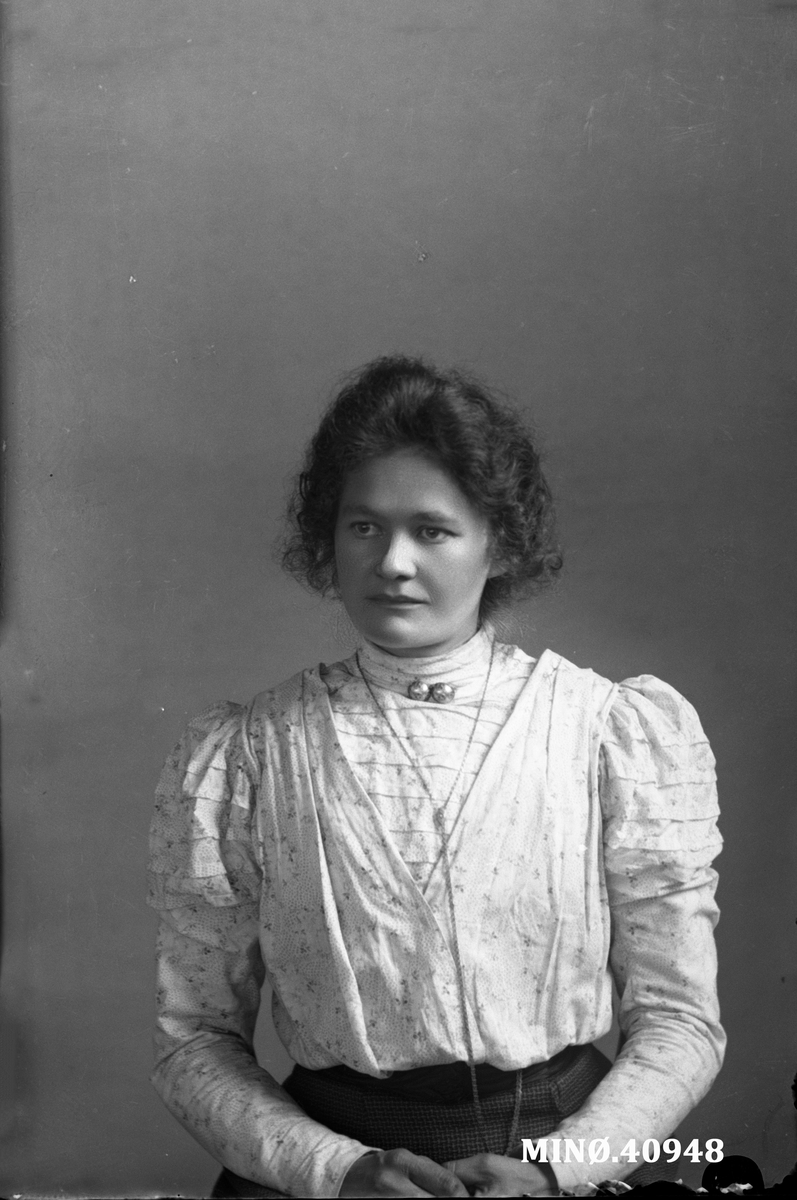 Oscar Holte, Portrett av kvinne - Helga Krog