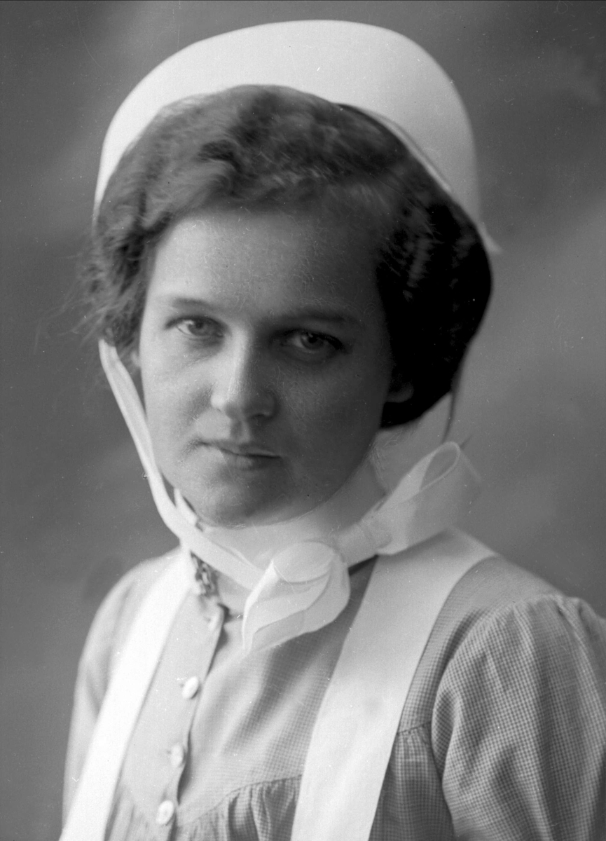Gustav Borgen, Gruppeportrett, to sykepleiere. Søster Benedicte Bentsen. Norske kvinners sanitetsforening.