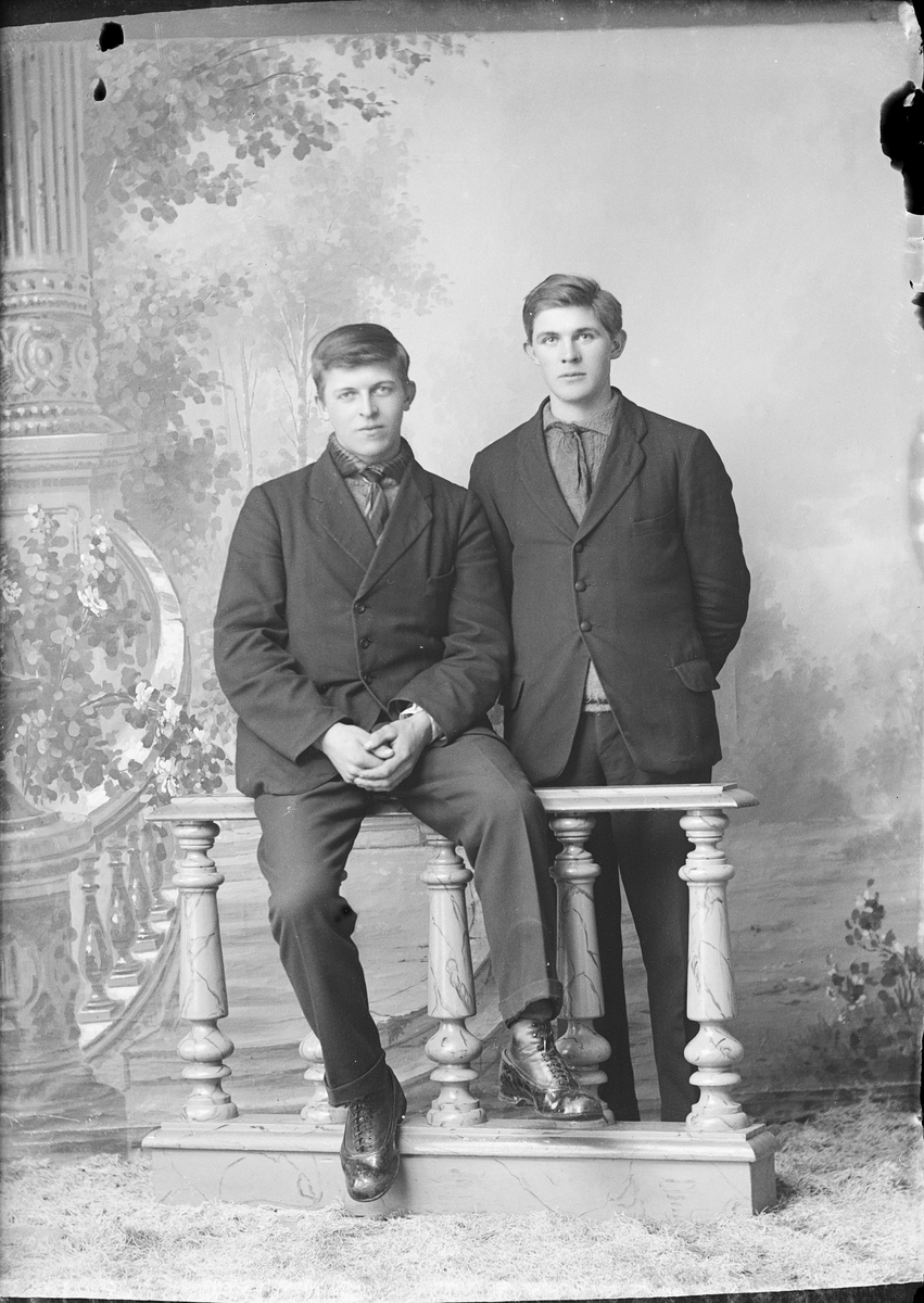 Skötsner-Edhlund, Ateljé portrait - Gustaf Mattsson and young man from Harg parish, Uppland 1924