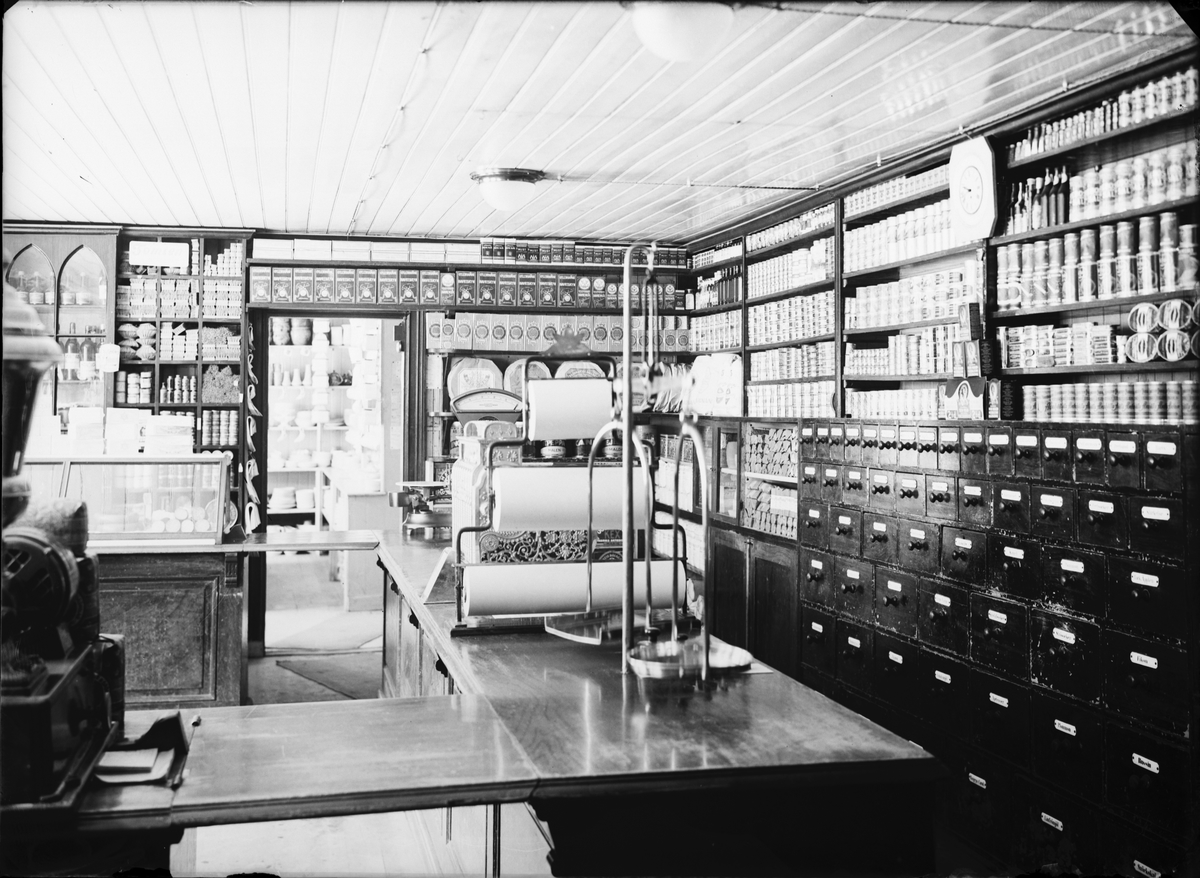 Skötsner-Edhlund, Interior of Robert Almgren’s Business at DrottningInter, Östhammar, Uppland before 1919