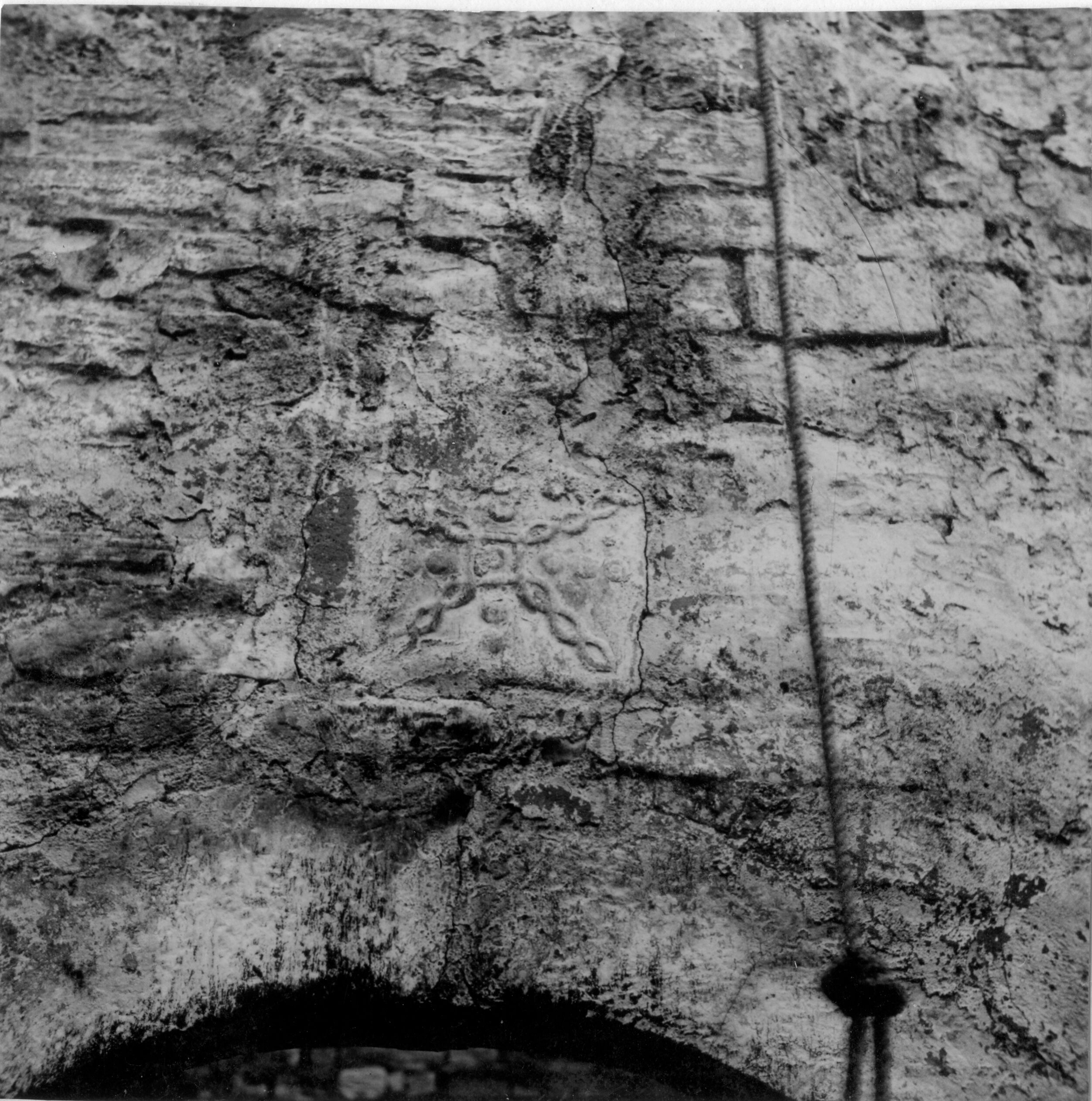 Branko Fučić, Butoniga (Pazin), Kapela sv. Križa, detalj pročelnog zida: gornji dio portala i ploča izrađena u reljefu, rustično