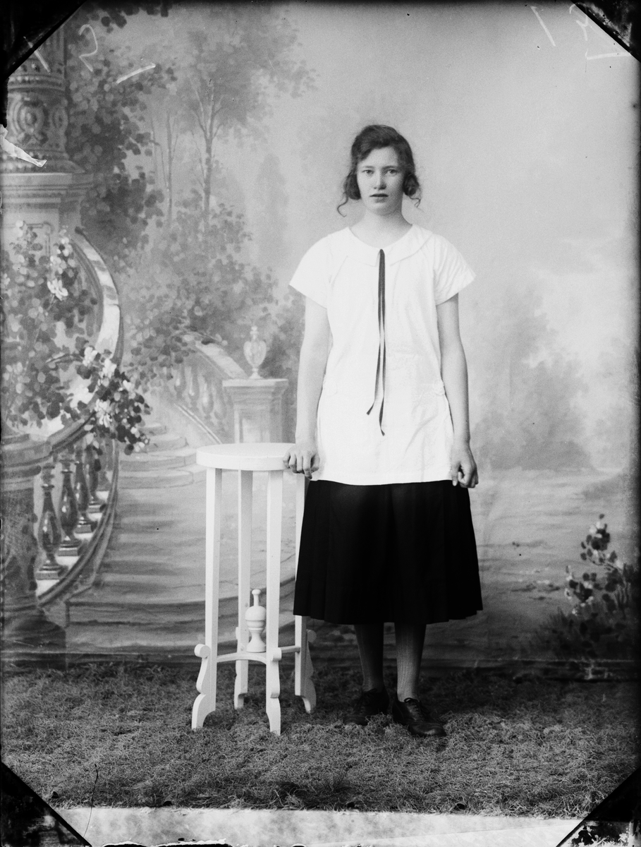 Skötsner-Edhlund, Ateljéporträtt - Agnes Mattsson från Lundsvedja, Valö socken, Uppland 1925