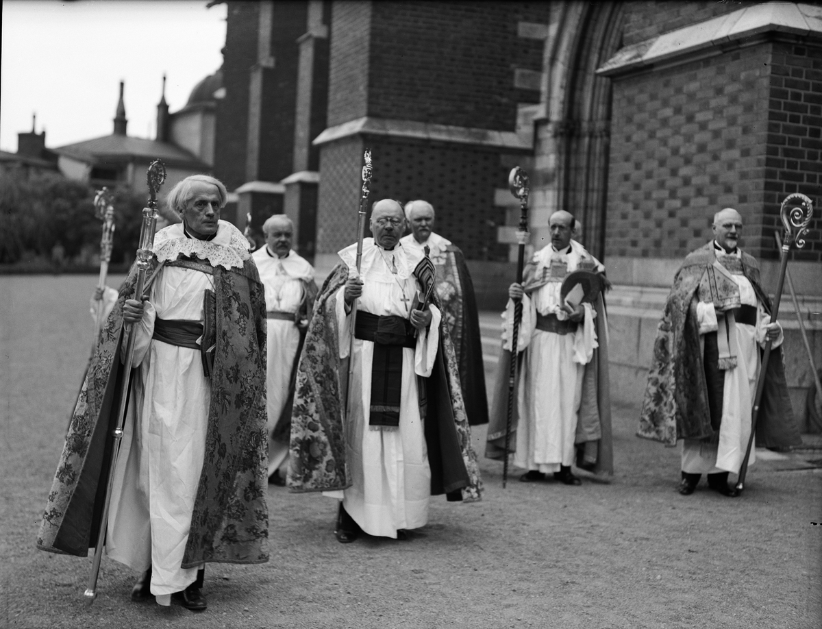 Paul Sandberg, Biskopar utanför Uppsala domkyrka 1935