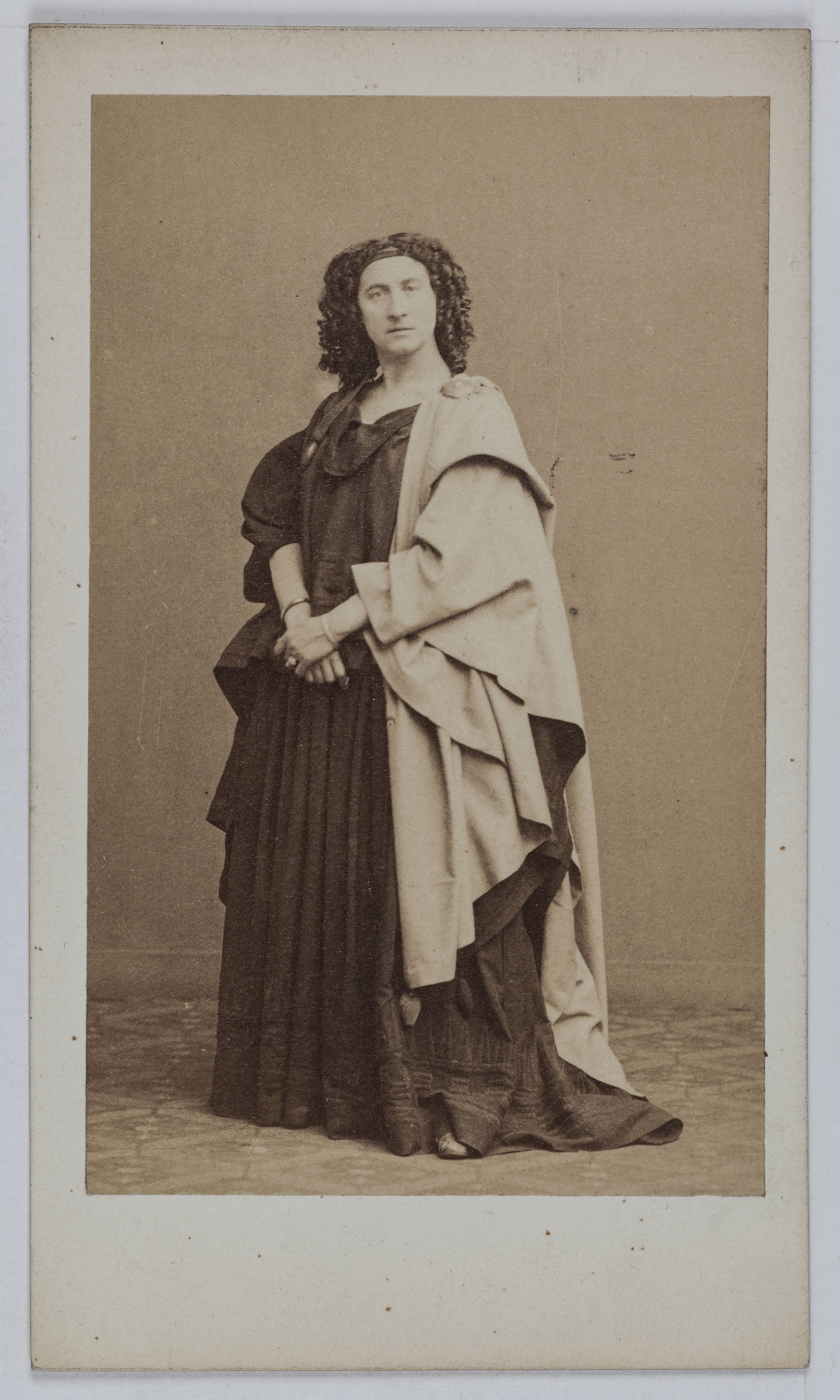 Disderi & Cie, Portrait d'Adélaïde Ristori (1822-1906), tragédienne italienne, dans Médée.