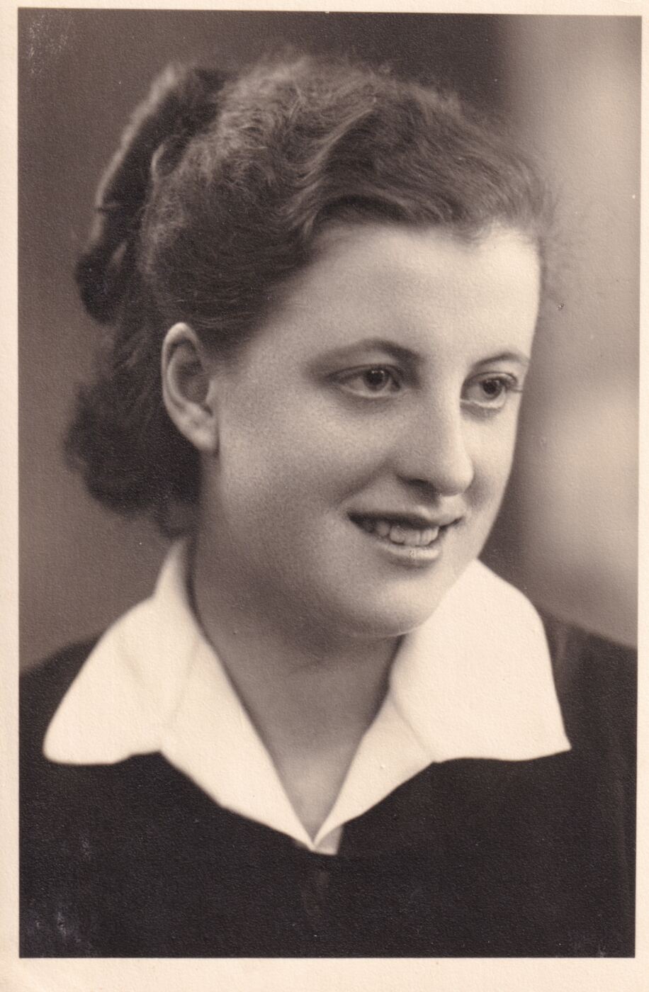 E. Konienė, Tauragės gimnazijos mokinė Petrutė (?) Paulauskaitė