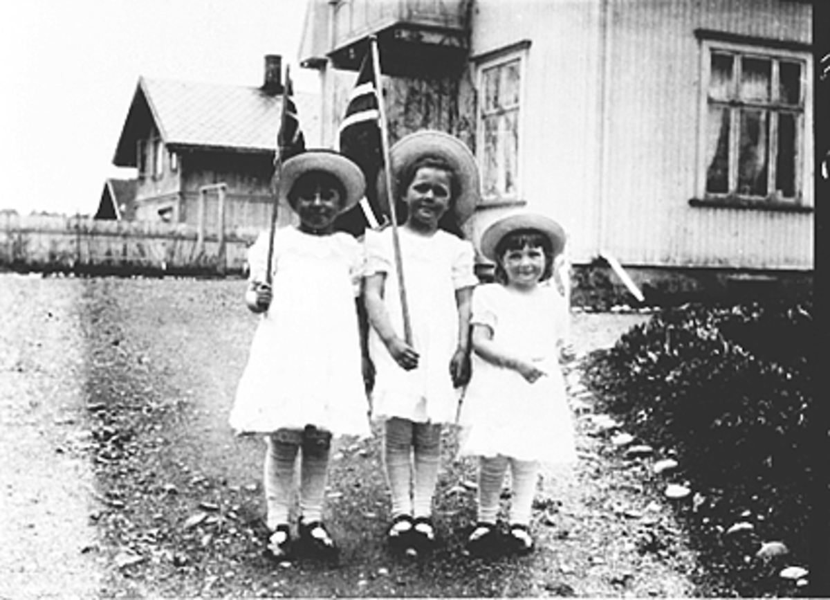 Anno Domkirkeodden, GRUPPE 3 SMÅJENTER MED FLAGG, BARN, 17 MAI,