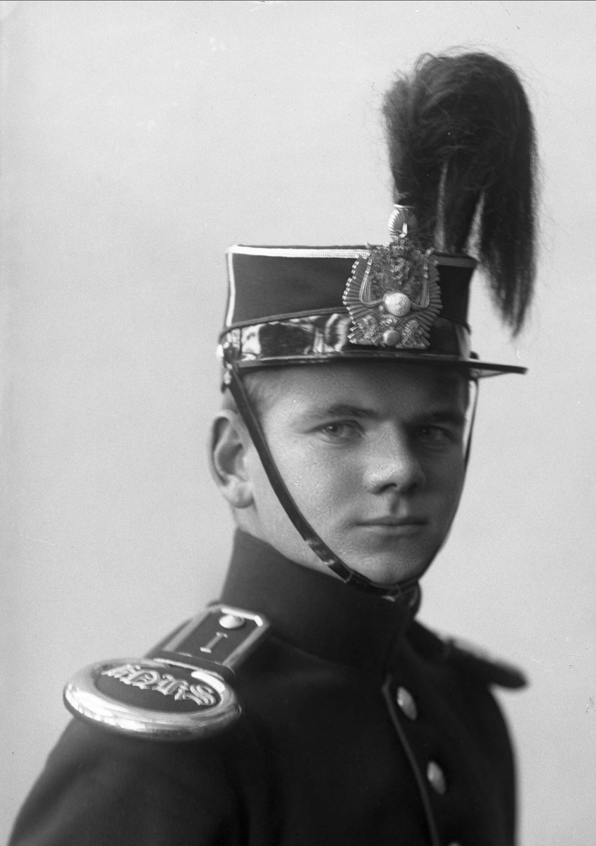 Gustav Borgen, Portrett, mann i kadettuniform. Kadett Sigvart Petersen.