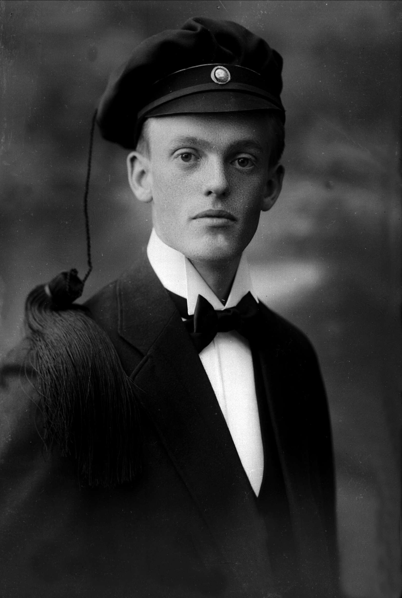 Gustav Borgen, Portrett, mann med studentlue. Ausgar Kveim.
