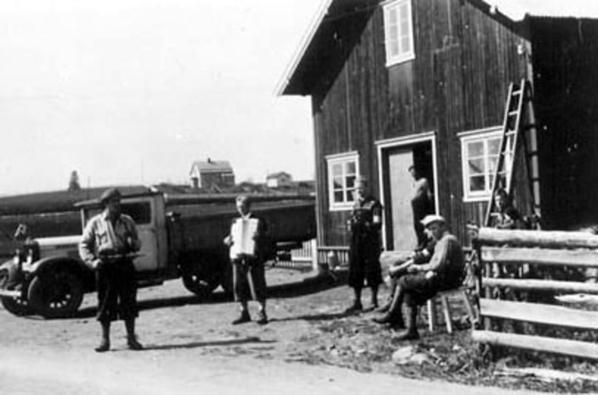 Anno Domkirkeodden, HJEMMESTYRKEN, FRIVAKT, GRUPPE: 6 MENN, FRA VENSTRE: JENS BRYHNI, UKJENT, OLE NILSEN, UKJENT, UKJENT, UKJENT, JOHAN HOLMEN, EGIL VESTJORDET, UKJENT