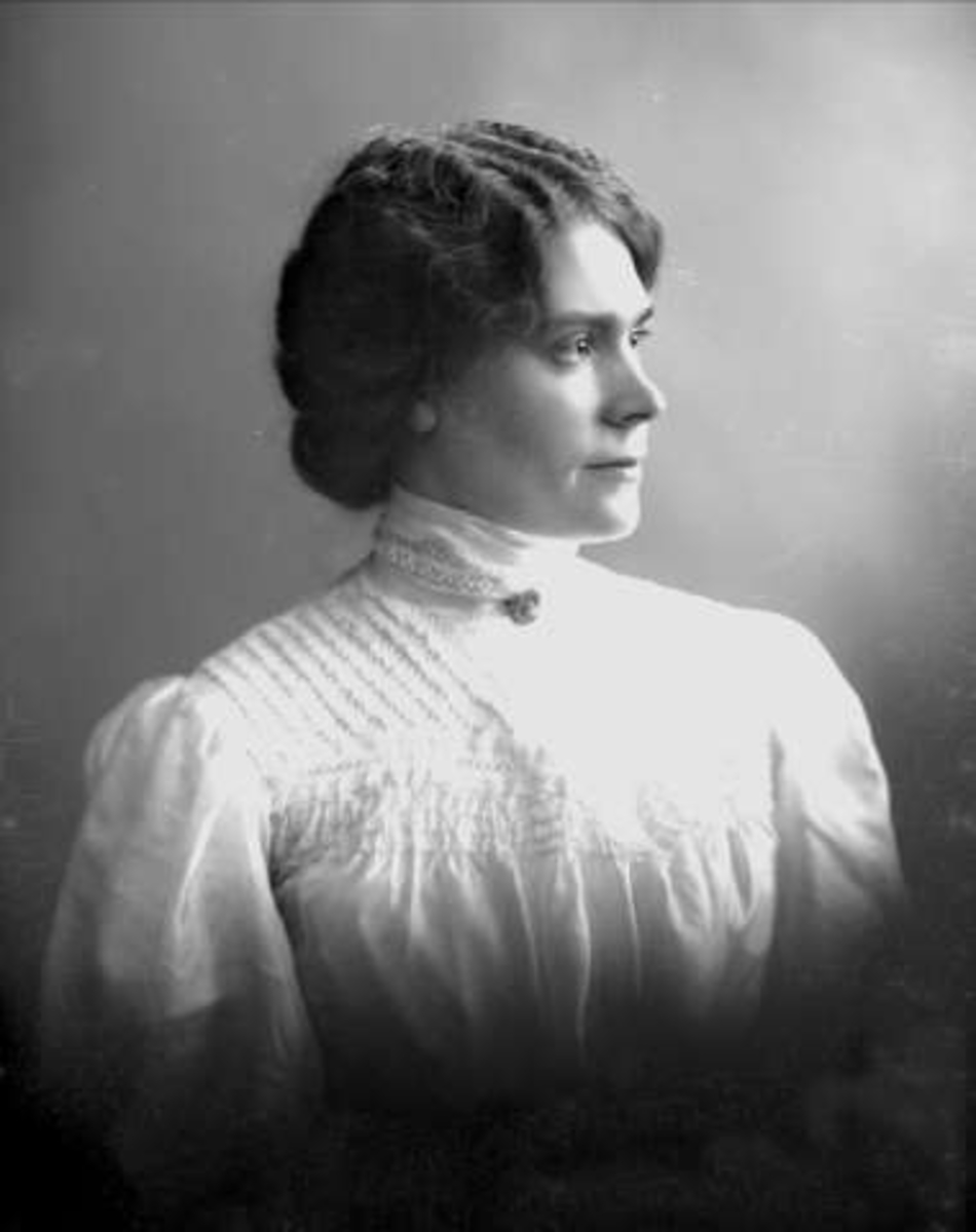 Gustav Borgen, Portrett, kvinne i lys bluse. Frøken Victoria Pettersen.