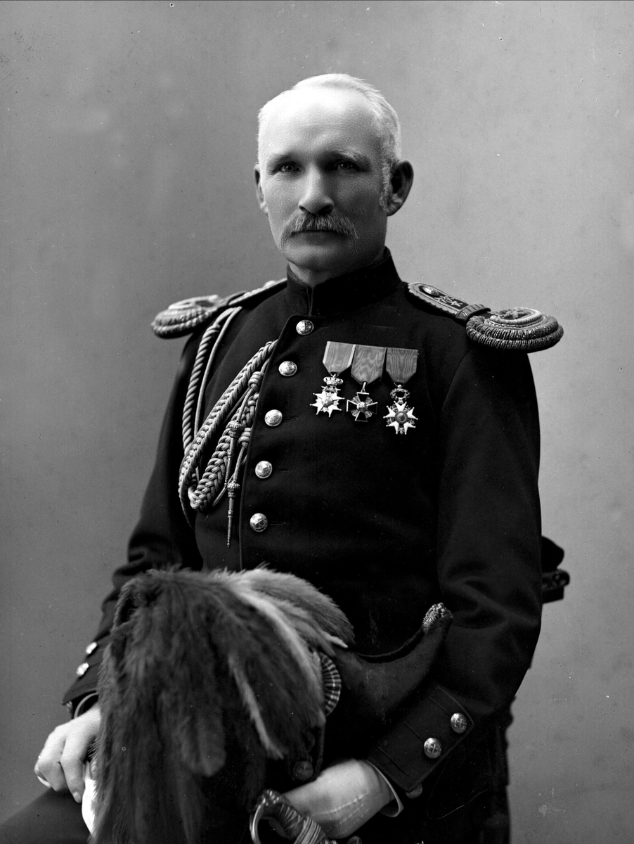 Gustav Borgen, Portrett av Johan Lauritz Bull i uniform.