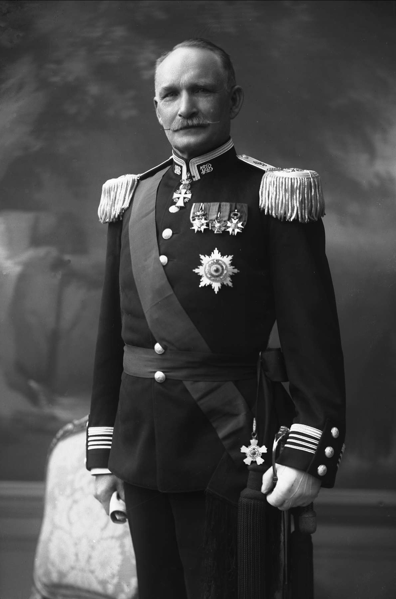 Gustav Borgen, Portrett, oberst Bull i uniform.