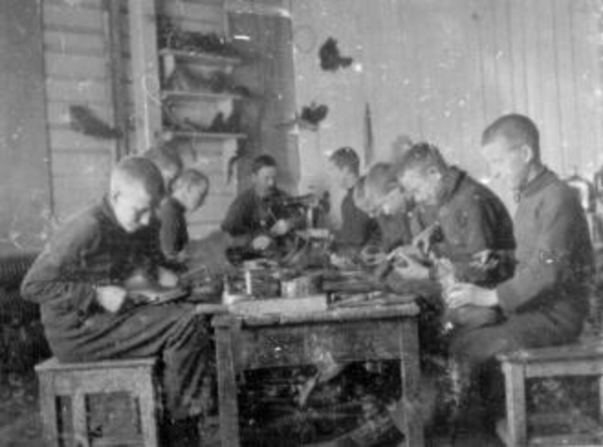 Anno Domkirkeodden, Interiør fra skomakerverkstedet på Toftes Gave, Nedre Sund, Helgøya. Gruppe gutter og en lærer arbeider.