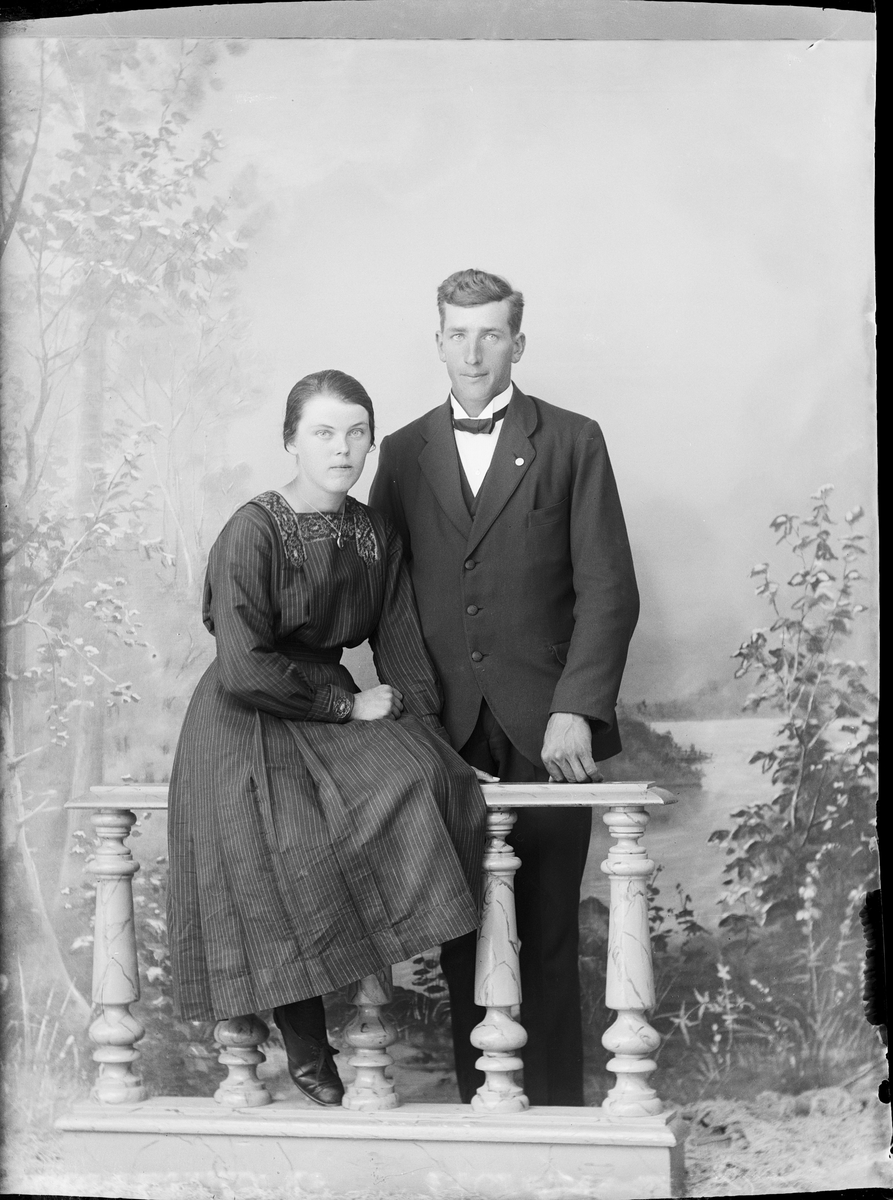 Skötsner-Edhlund, Ateljéporträtt - Greta Södergren från Väskinge, Ekeby socken och Elis Andersson från Fornbro, Ekeby socken, Uppland 1922