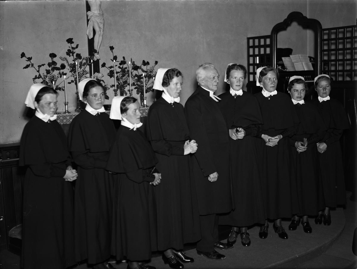 Paul Sandberg, The New Deaconissas with Otto Centervall in the middle - Elsa Rosenberg, Signe Berntsson, Inga Cronzeil, Saima Hagelind, Siri Andersson, Karin Adolfsson, Karin Johansson and Linnéa Rönn
