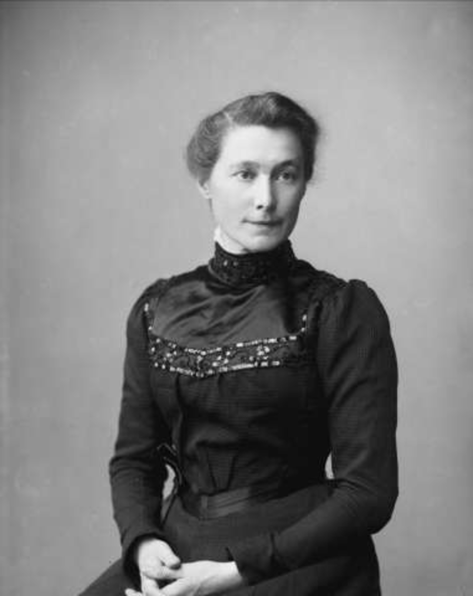 Gustav Borgen, Portrett, kvinne i svart kjole. Frøken Margrethe Nielsen.