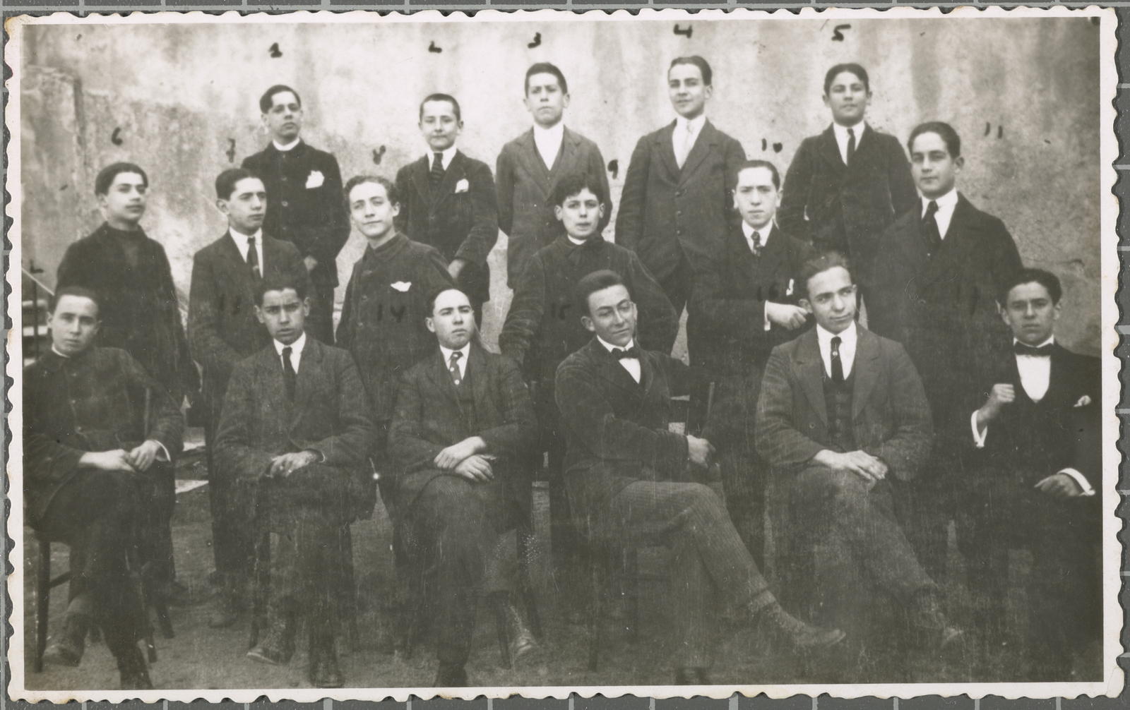 Desconegut, [Retrat d'un grup d'escolars de 4t curs]