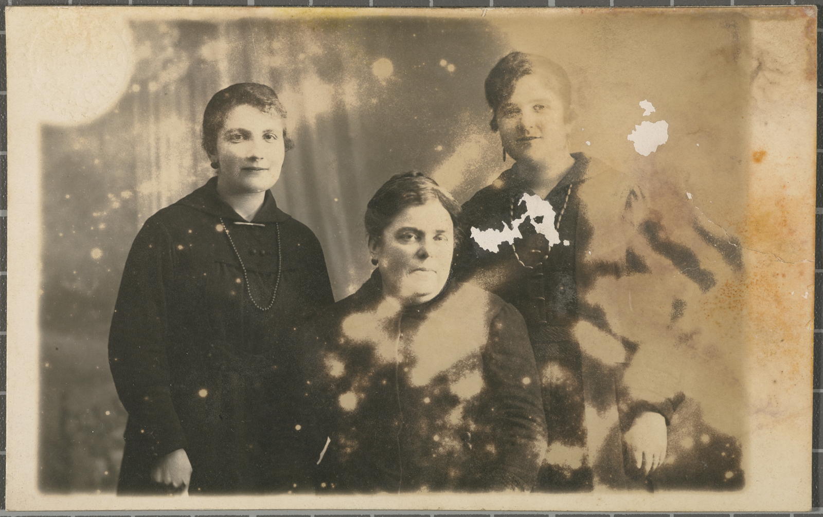 Desconegut, [Portrait of three women]