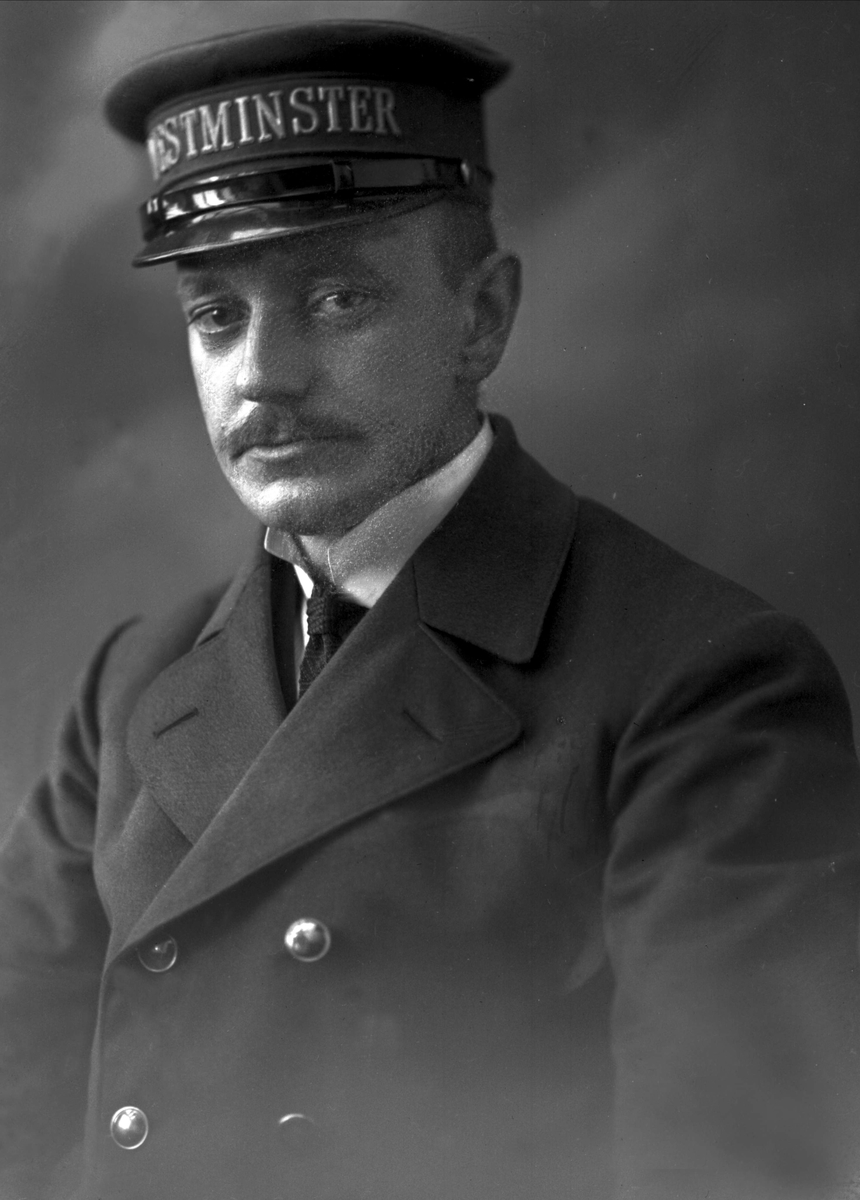 Gustav Borgen, Portrett, mann i uniform. Westminsters Hotels portier, 1915.