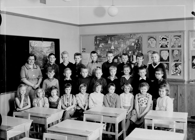 Sven Lindskog, Engelbrektbre, classroom interior, 26 schoolchildren with teacher wife Anna-Lisa Edstam. Class 2y, Room 6.