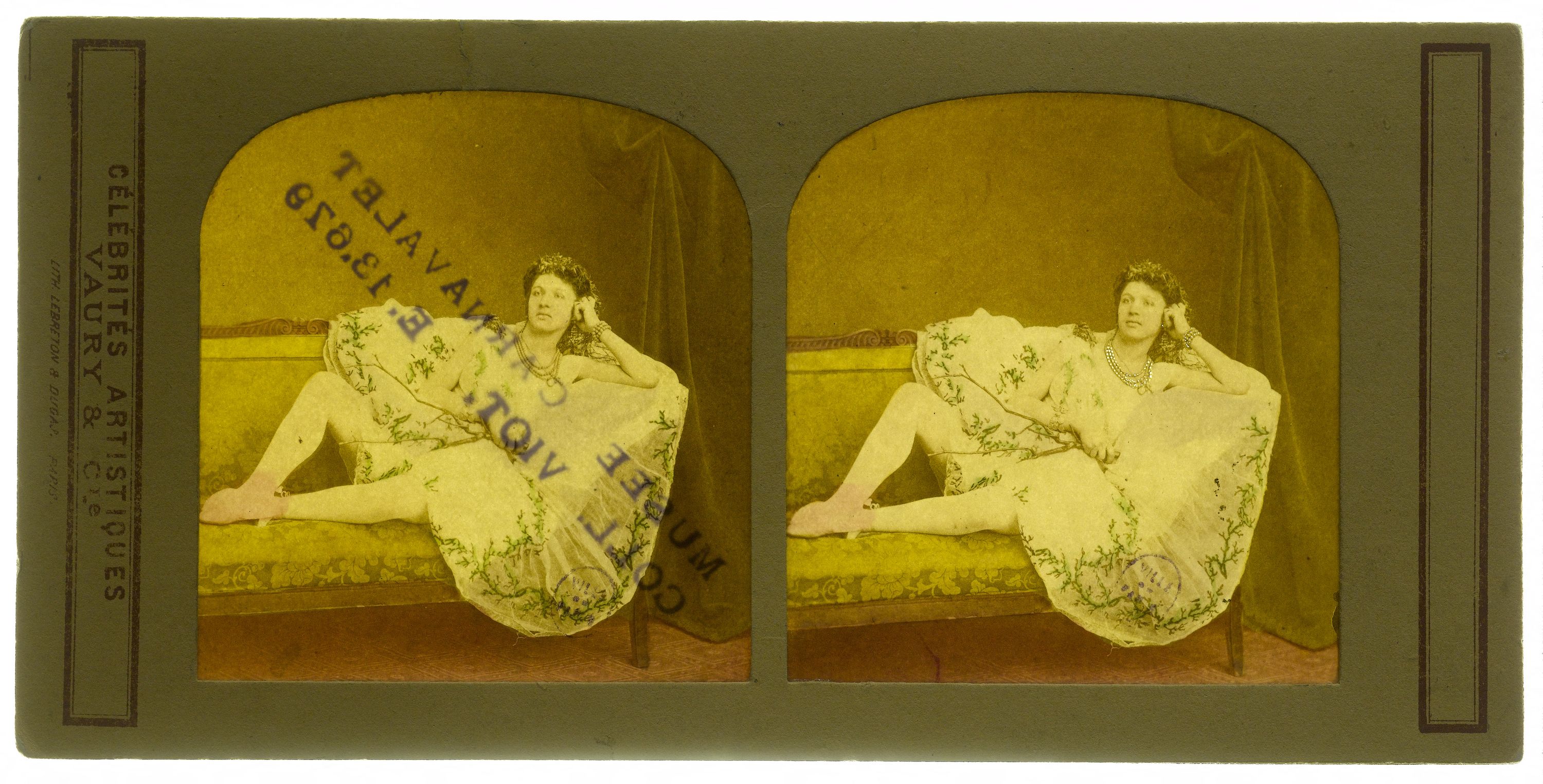Vaury et Cie, Portrait de femme (actrice ou danseuse) sur un canapé.