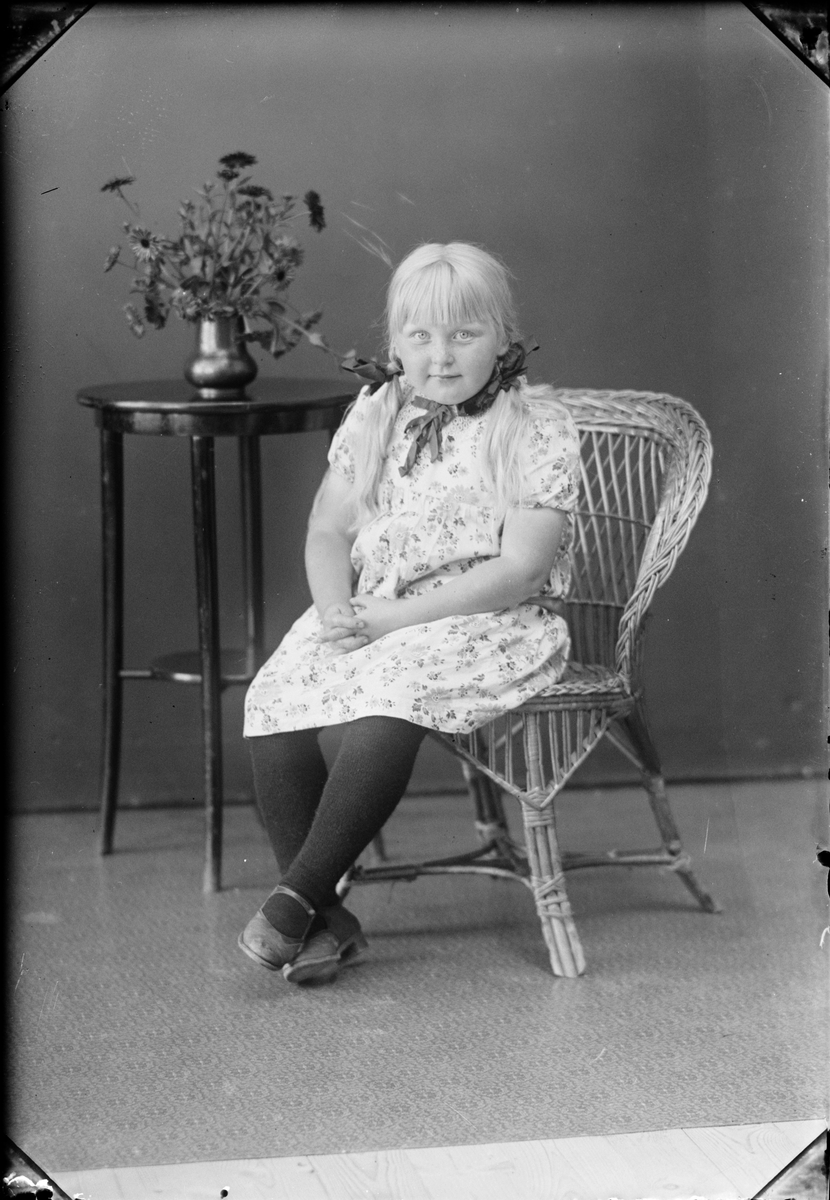 Skötsner-Edhlund, Ateljéporträtt - flicka, Östhammar, Uppland