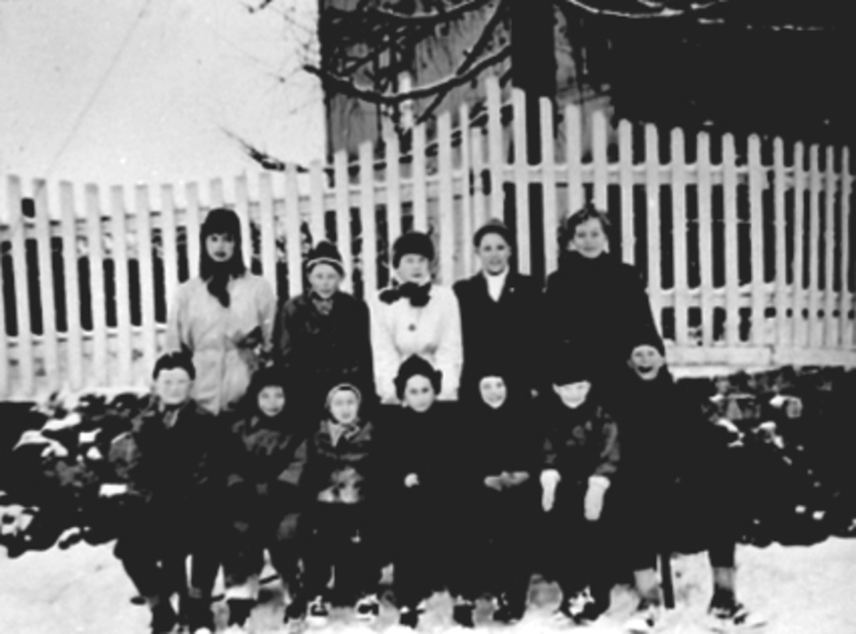 Anno Domkirkeodden, GRUPPE, BARN, GJERDE, KYSSET BRUGT. /ANDR. SÆHLIESGT. Barna er i 2 rekke fra v. Tove Brattlie, Harald Flagstad, Inger Flagstad, Finn Thorsen(?), Berit Johansen