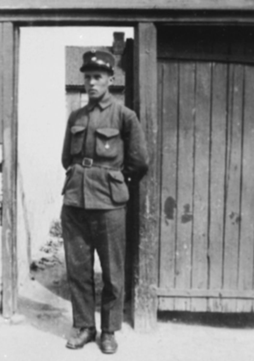 Anno Domkirkeodden, PORTRETT, REKRUTT 11251, EYOLF KNUTSEN, UNIFORM, PERMISJONKOMMENTAR: Bildet er tatt ved inngangen til Morterudsgate 14. Eyolf vokste opp i Skappelsgate 1, men hans besteforeldre bodde i Morterudsgate. Jeg tror de muligens delte en bakgård.
