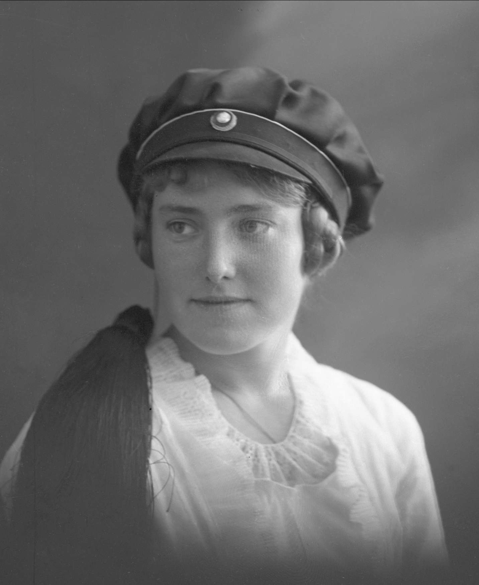 Gustav Borgen, Portrett, kvinne med studentlue. Frk Gudrun Brunn