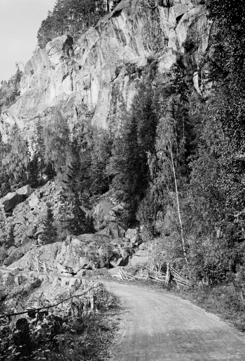 Anno Domkirkeodden, Riksveg 50 ved Bergsberget, vegskjæring, grusveg, Ring, Ringsaker.