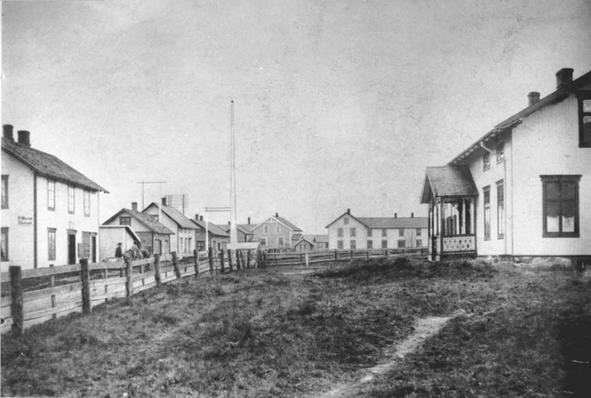 Normann Helger, OVERSIKT STORGATA OPPOVER FØR BRANNEN, OTTESTADGÅRDEN, . H. BERG HUS, L. BERG. S. ANDERSEN GÅRD, FOLKVANG, TINGVOLD, HAMMER, L. BERG