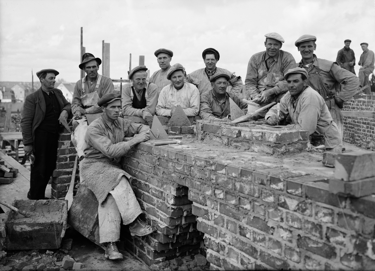 Paul Sandberg, Grupporträtt - murare, Uppsala 1944
