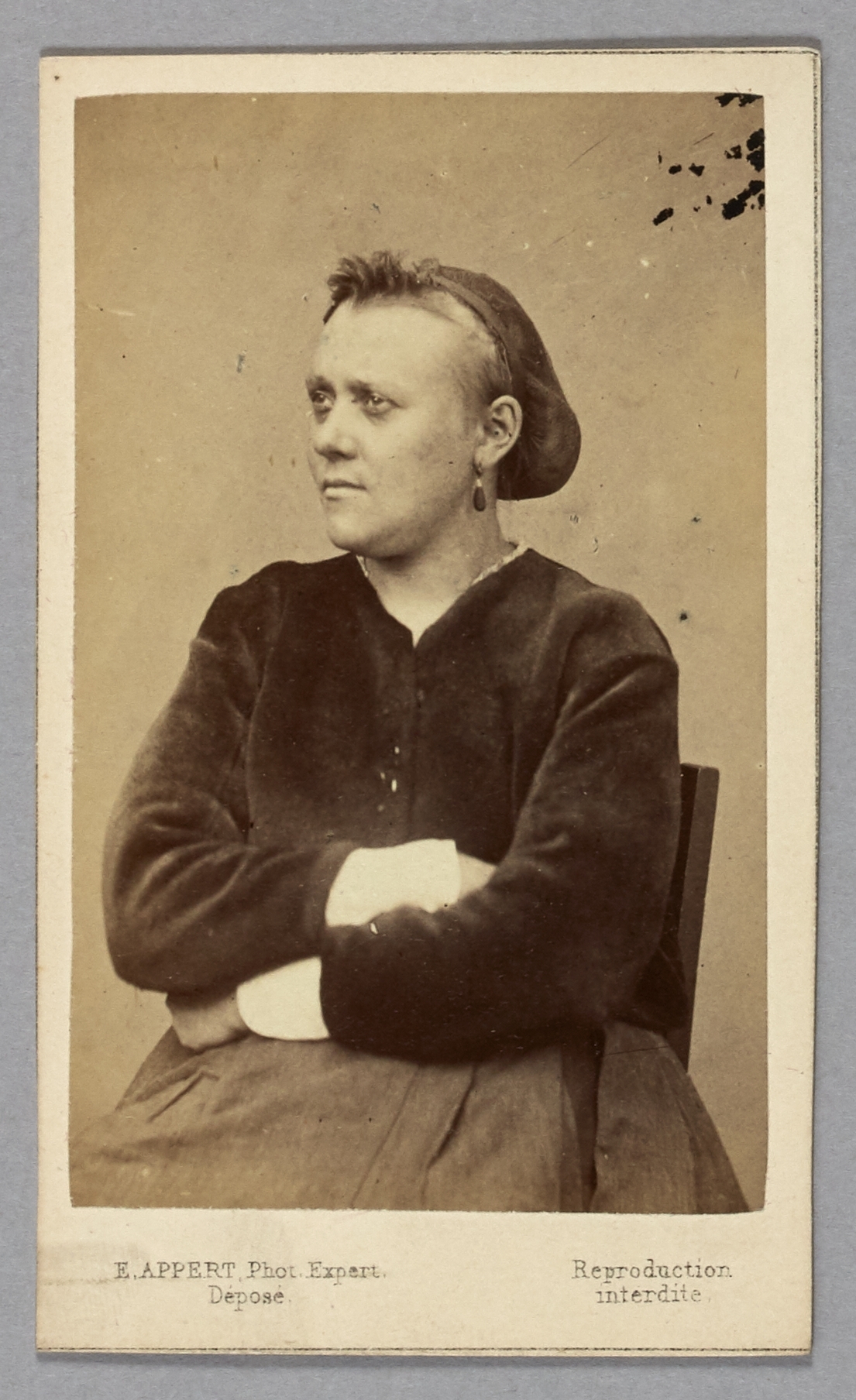 Ernest Charles Appert, Portrait de Eulalie Papavoine, couturière et ambulancière au 135è bataillon, pris à la prison des Chantiers à Versailles. Membre de la Commune de Paris en 1871.