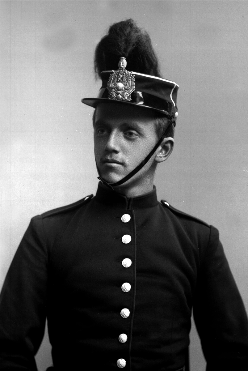 Gustav Borgen, Portrett, mann i kadettuniform.
