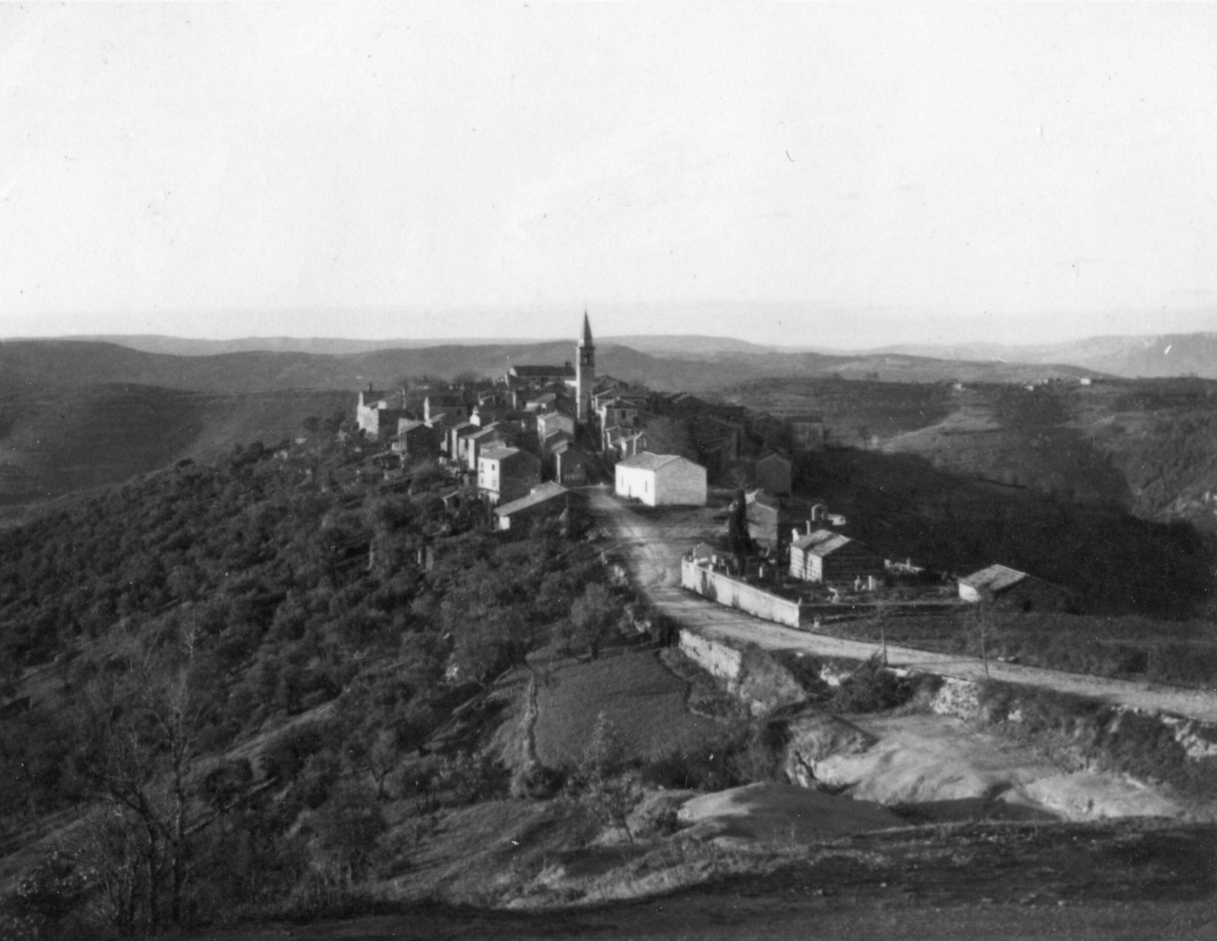 Branko Fučić, Draguć (Cerovlje), panorama s jugoistočne strane